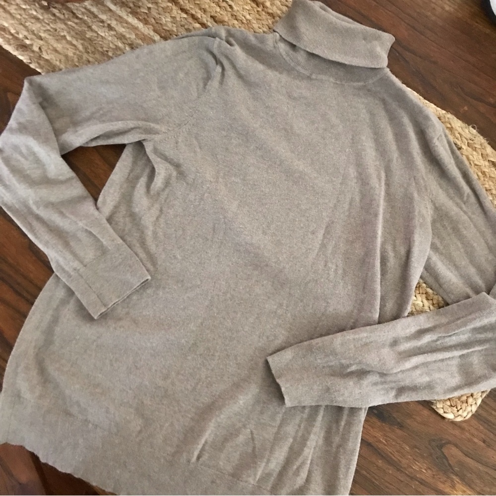 ▪️GAP Turtleneck Sweater